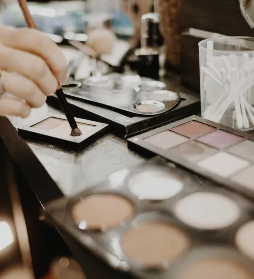 ¿De qué está hecho el maquillaje?