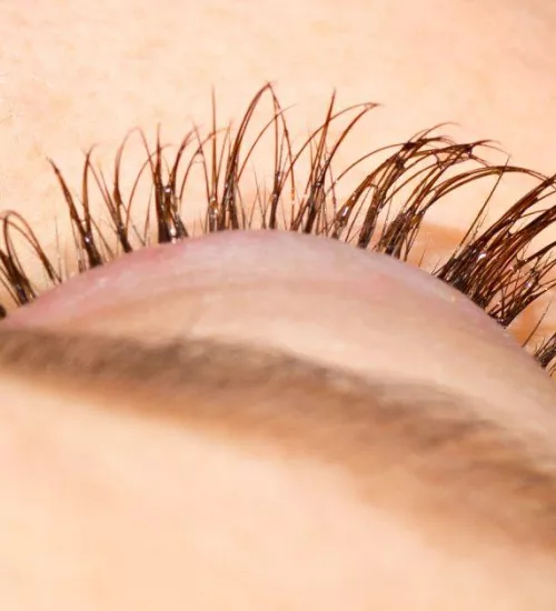 Pestaña Clásica: Destaca tus ojos con elegancia