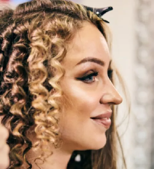 Permacología: El Arte de Rizar el Cabello Liso con Estilo