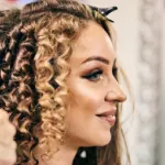 Permacología: El Arte de Rizar el Cabello Liso con Estilo
