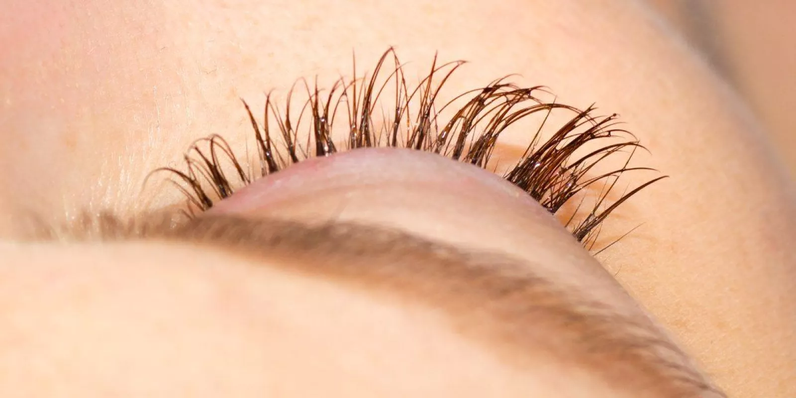 Pestaña Clásica: Destaca tus ojos con elegancia