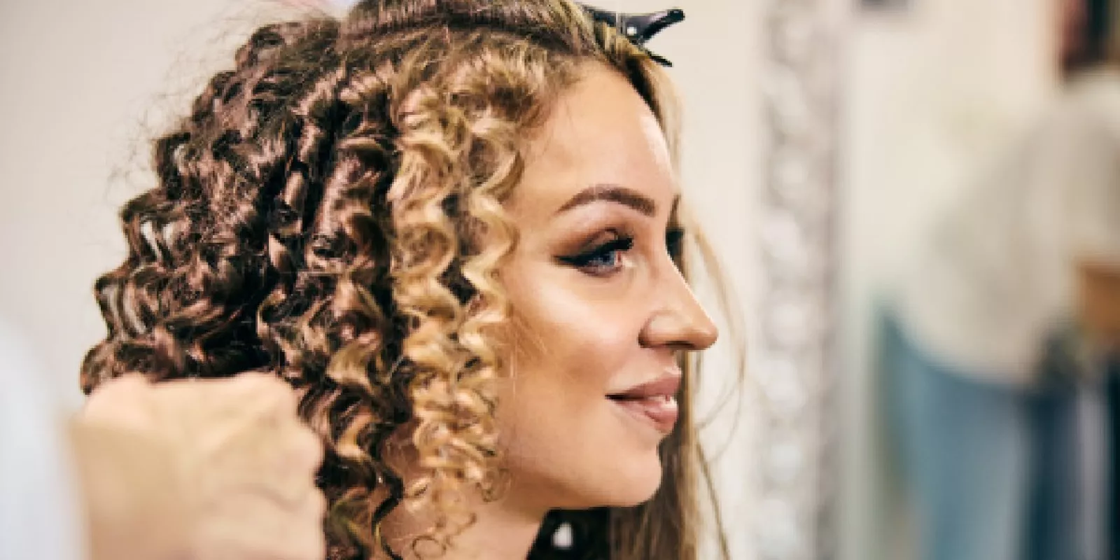 Permacología: El Arte de Rizar el Cabello Liso con Estilo